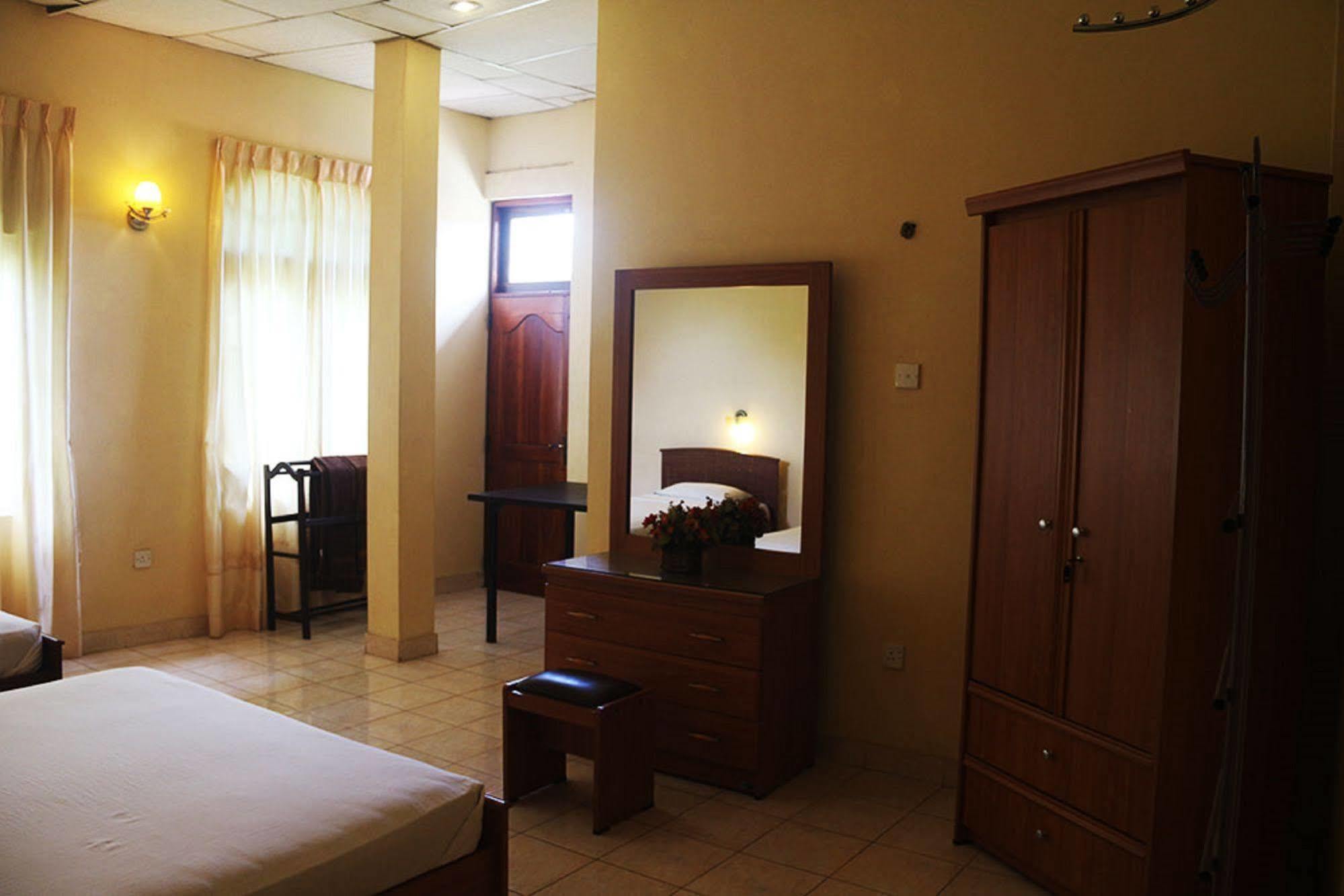 Hotel Red Rose Negombo Exterior photo