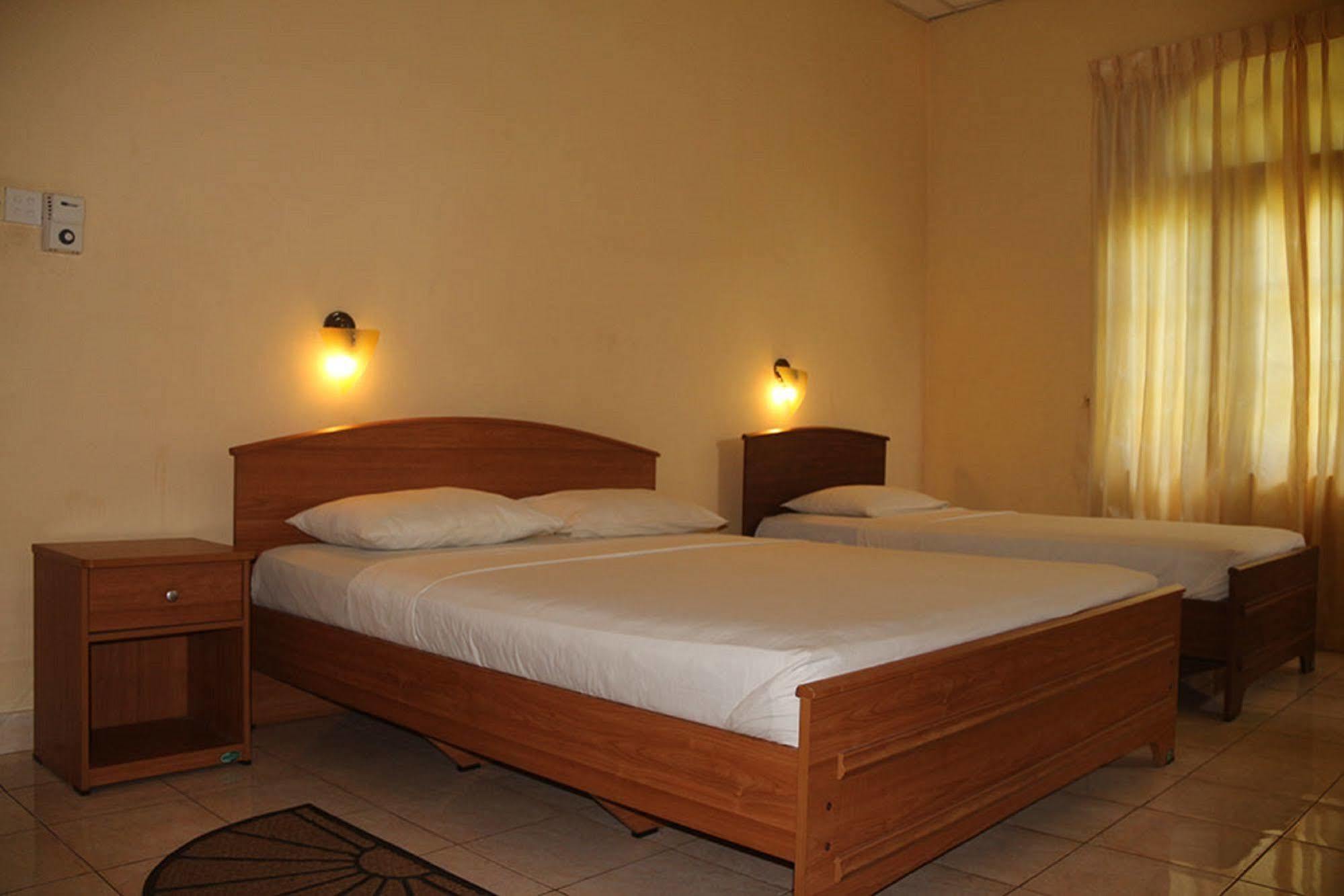 Hotel Red Rose Negombo Exterior photo