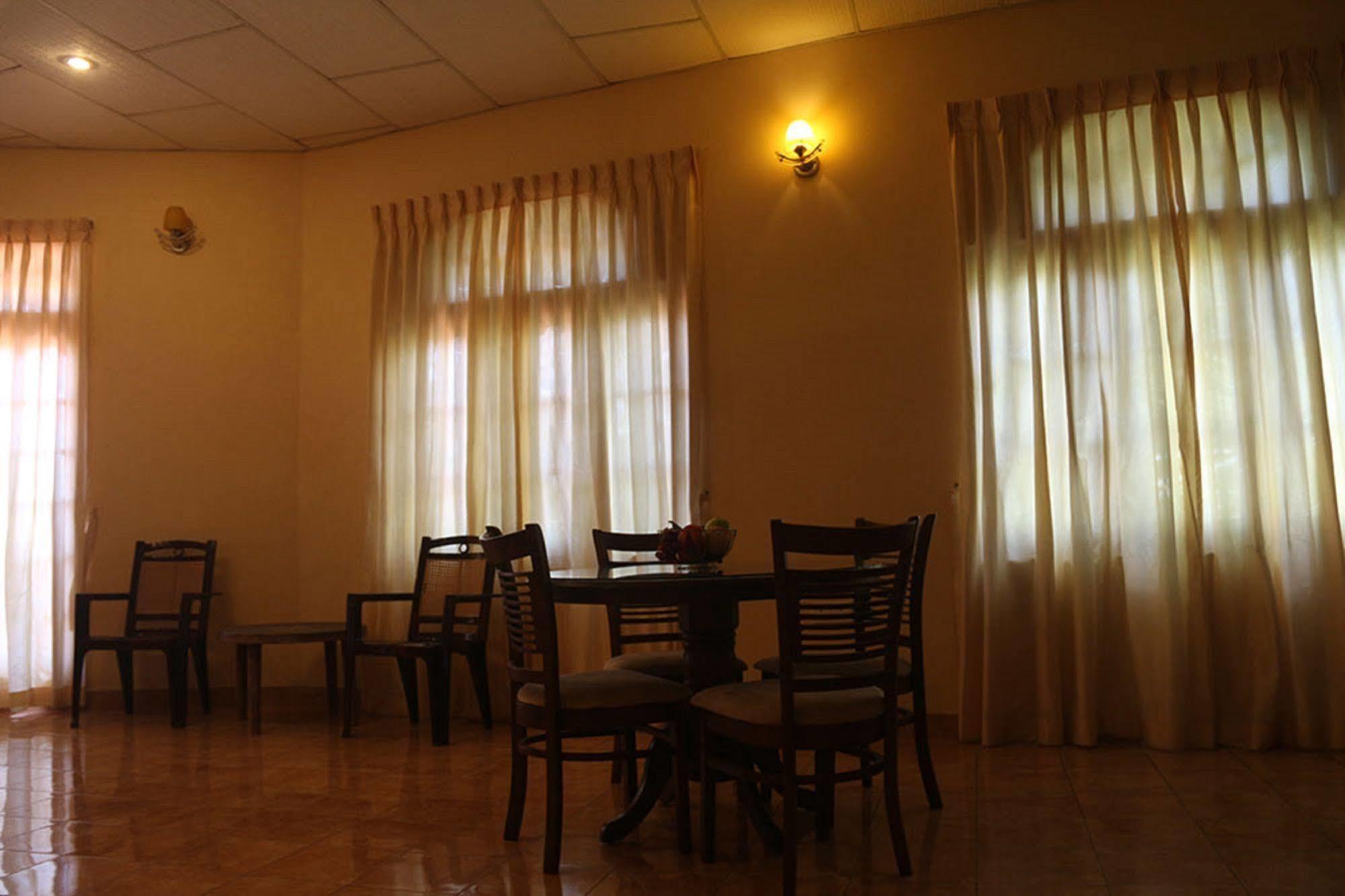 Hotel Red Rose Negombo Exterior photo