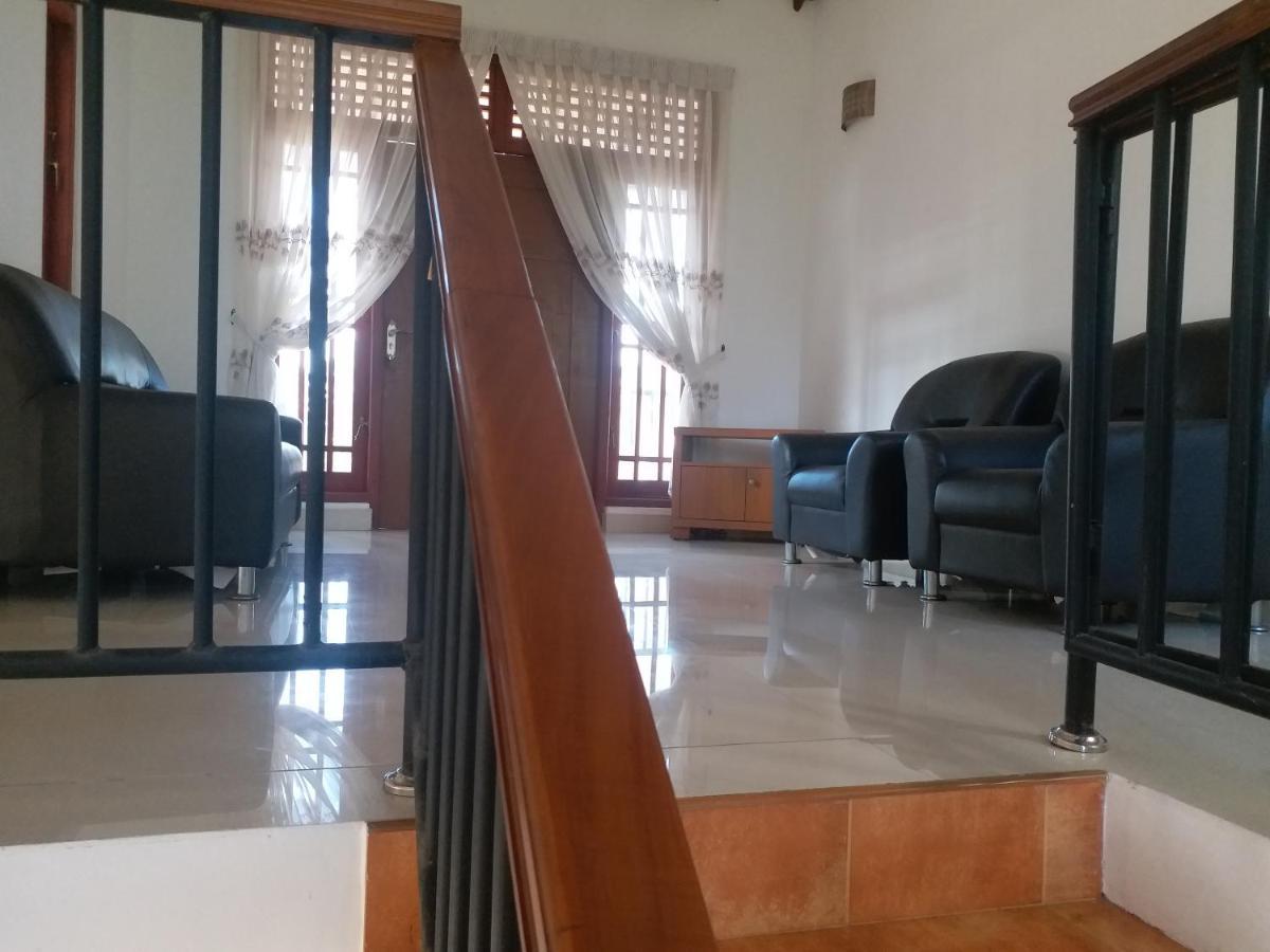 Hotel Red Rose Negombo Exterior photo
