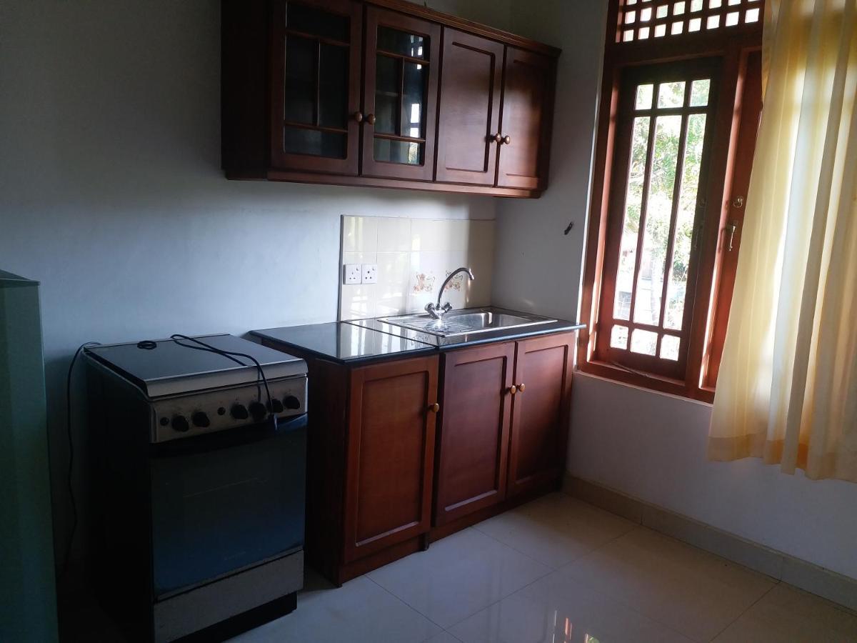 Hotel Red Rose Negombo Exterior photo